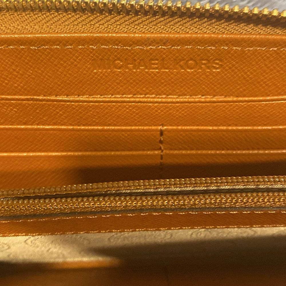 Michael Kors Large Zip Around Wallet NWOT - Picture 5 of 9